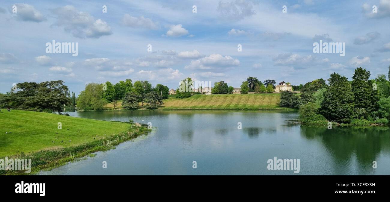 Affacciato sul lago presso il castello di Blenheim Foto Stock