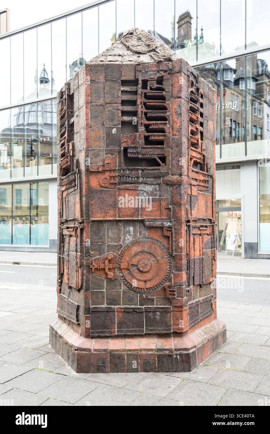 Parsons' Polygon, una scultura situata in Blackett Street a Newcastle upon Tyne. È principalmente un pozzo di ventilazione per la metropolitana di Newcastle. Foto Stock