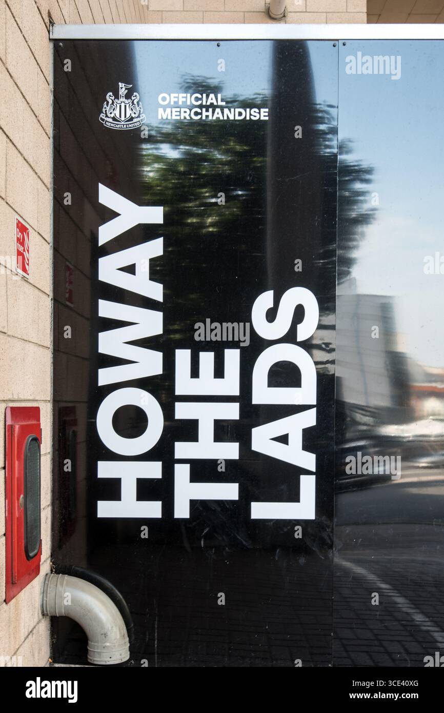 "Howay the Lads" significa "andiamo" o "andiamo" nel dialetto di Newcastle ed è un canto popolare associato al Newcastle United Football Club. Foto Stock