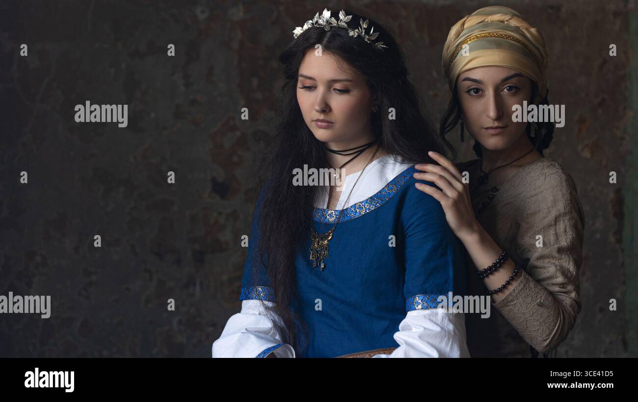 Scena fantasy: Astuta strega zingara traveste una fanciulla reale in abito blu e mura di castello in pietra. Foto Stock