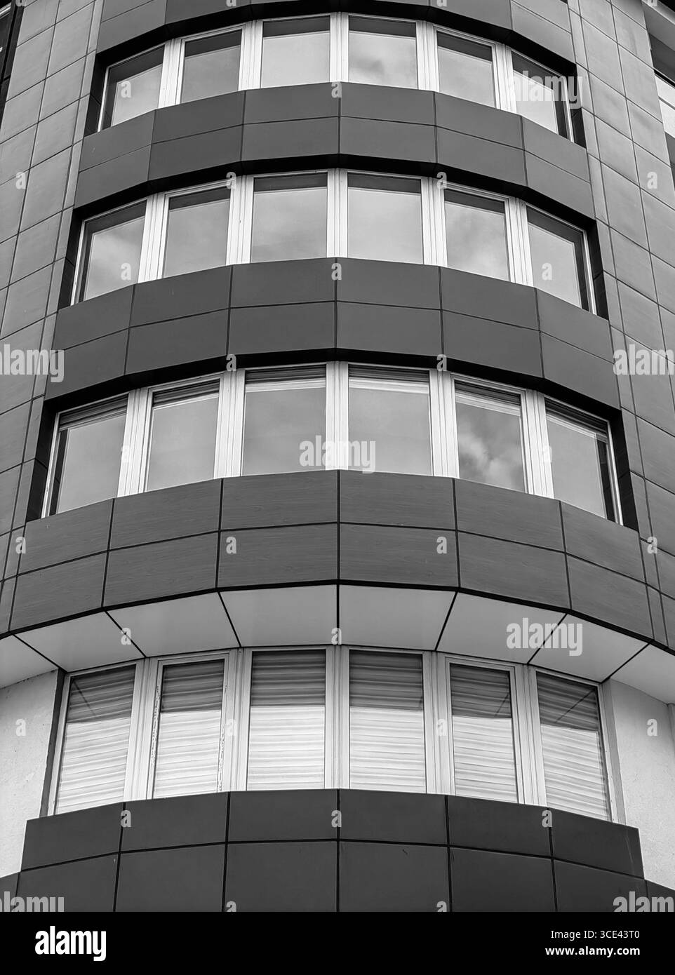 Il futuro risveglio della casa. Cornici Windows, parte del nuovo edificio in corso. Tonalità monocromatiche. Foto Stock