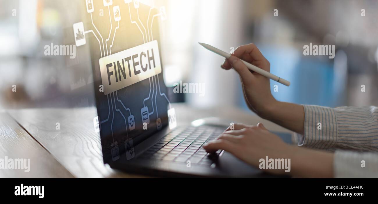 Tecnologia finanziaria le innovazioni FinTech illustrate tramite l'interfaccia digitale e l'analisi aziendale. Foto Stock