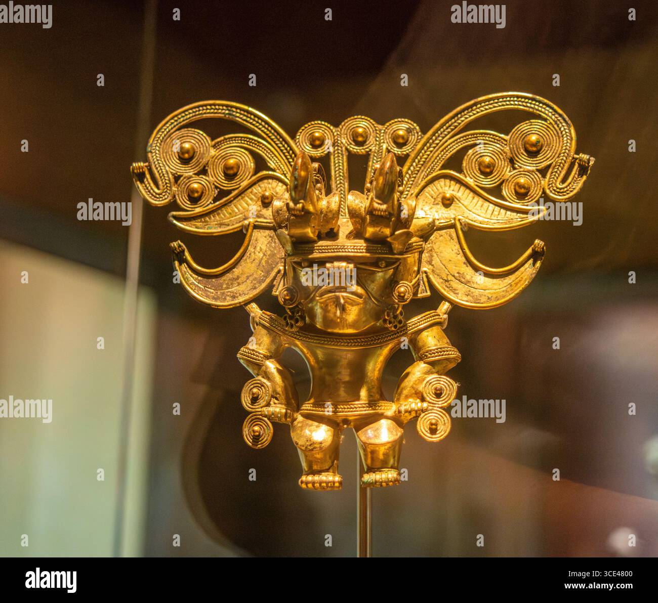 Splendido manufatto dorato della cultura Tairona esposto nel Museo dell'oro, Santa Marta, Magdalena. Un simbolo dell'antica artigianato e del patrimonio culturale. Foto Stock