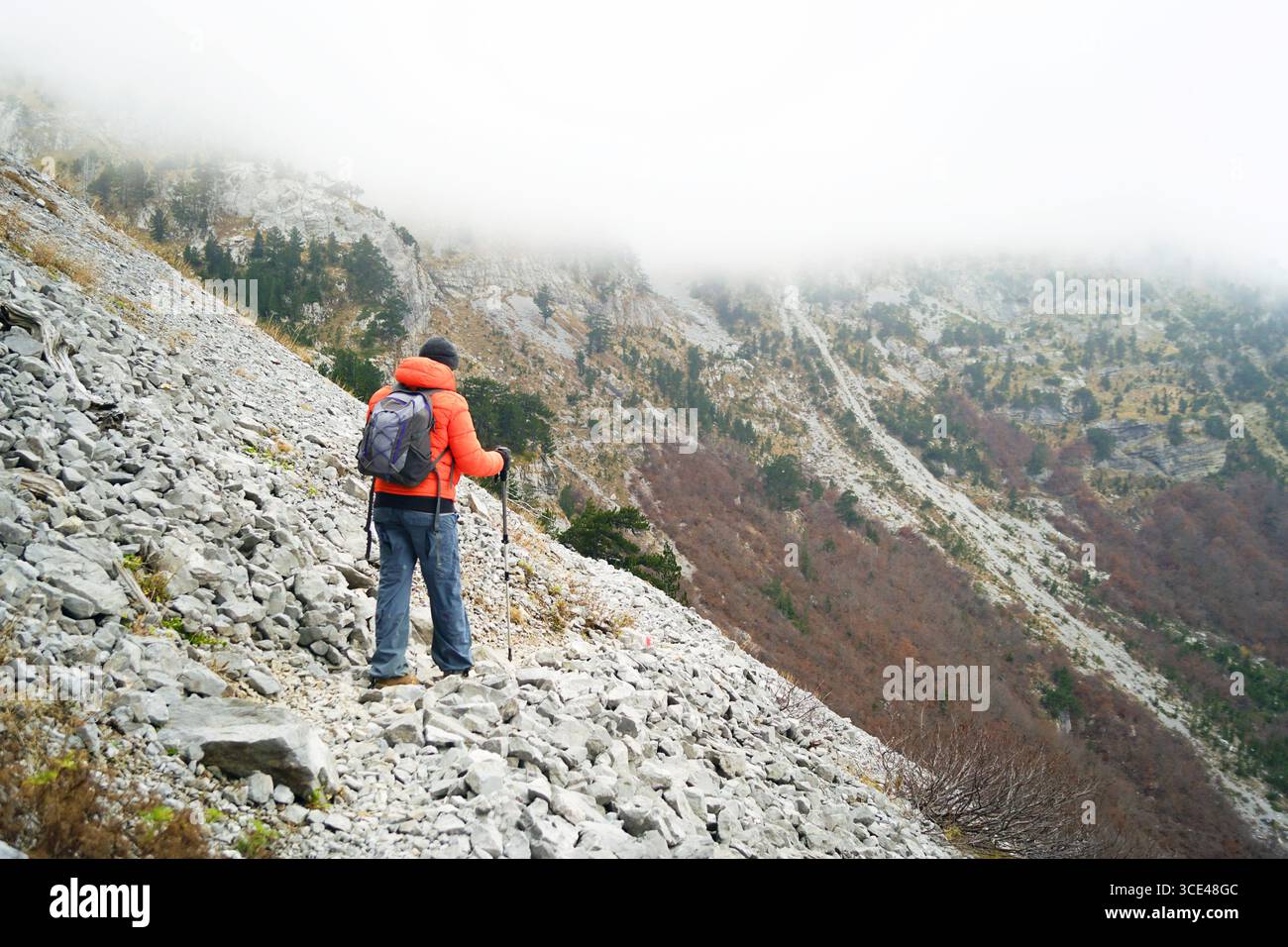 Sentiero turistico lungo il pendio di sci nelle montagne di Komovi, Montenegro. Temi del viaggio lento, dell'escursionismo mentale, del ricongiungimento con la natura Foto Stock