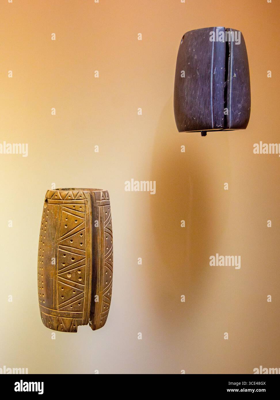 Statua unica della cultura Tairona esposta al Museo dell'oro di Santa Marta, Magdalena, che rappresenta una ricca storia e artigianato. Foto Stock