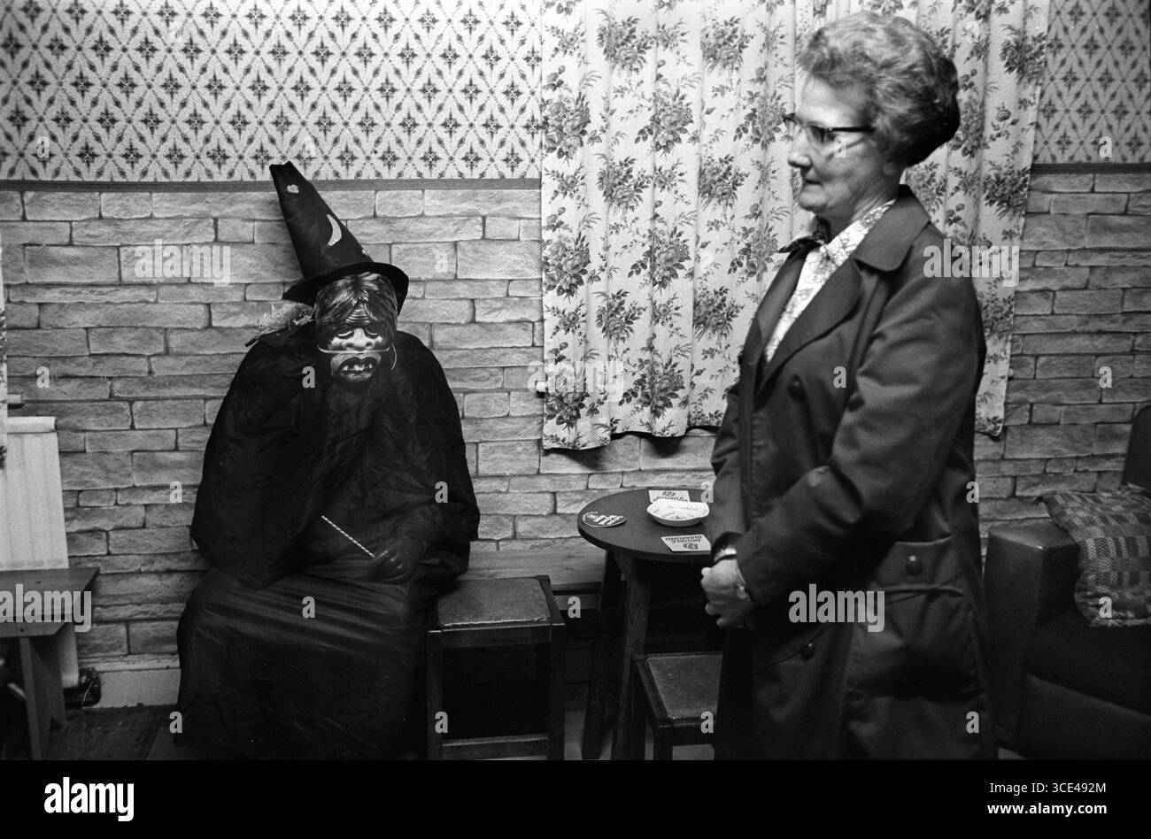 Caching Night o NEET Dungworth, Sheffield, Yorkshire 1974. Royal Hotel Dungworth, in realtà il pub locale, ma con un nome grandioso. Una tradizione locale annuale associata all'All Souls Day di novembre. Un "Caker" giudicato in un bar al piano superiore.Inghilterra 1974 Regno Unito 1970s HOMER SYKES. Foto Stock