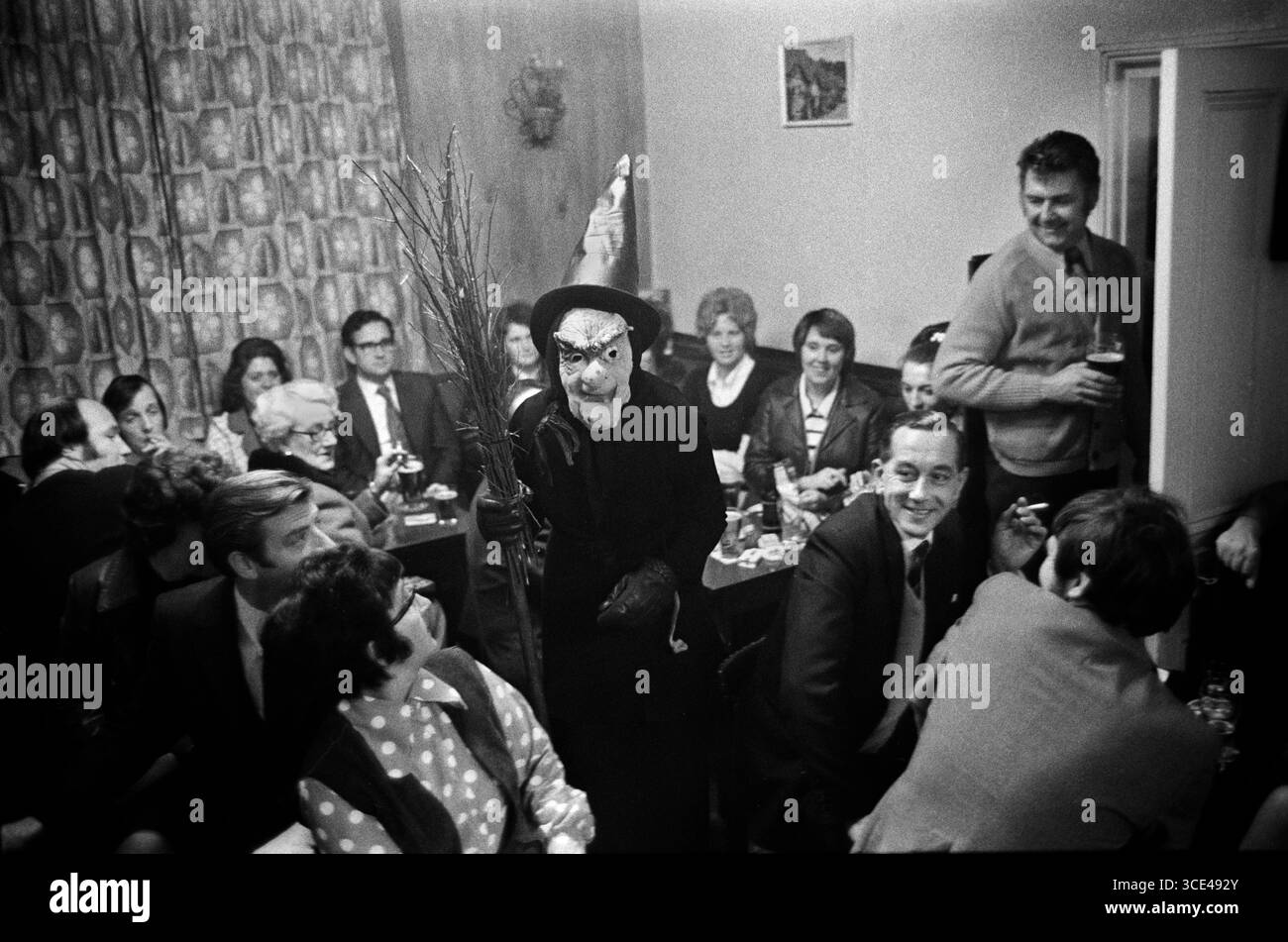 Caching Night o NEET Dungworth, Sheffield, Yorkshire 1974. Royal Hotel Dungworth, in realtà il pub locale, ma con un nome grandioso. Una tradizione locale annuale associata all'All Souls Day di novembre. Una "Caker" sfilata attraverso il bar sotto mentite spoglie, Inghilterra 1974 Regno Unito 1970s HOMER SYKES. Foto Stock