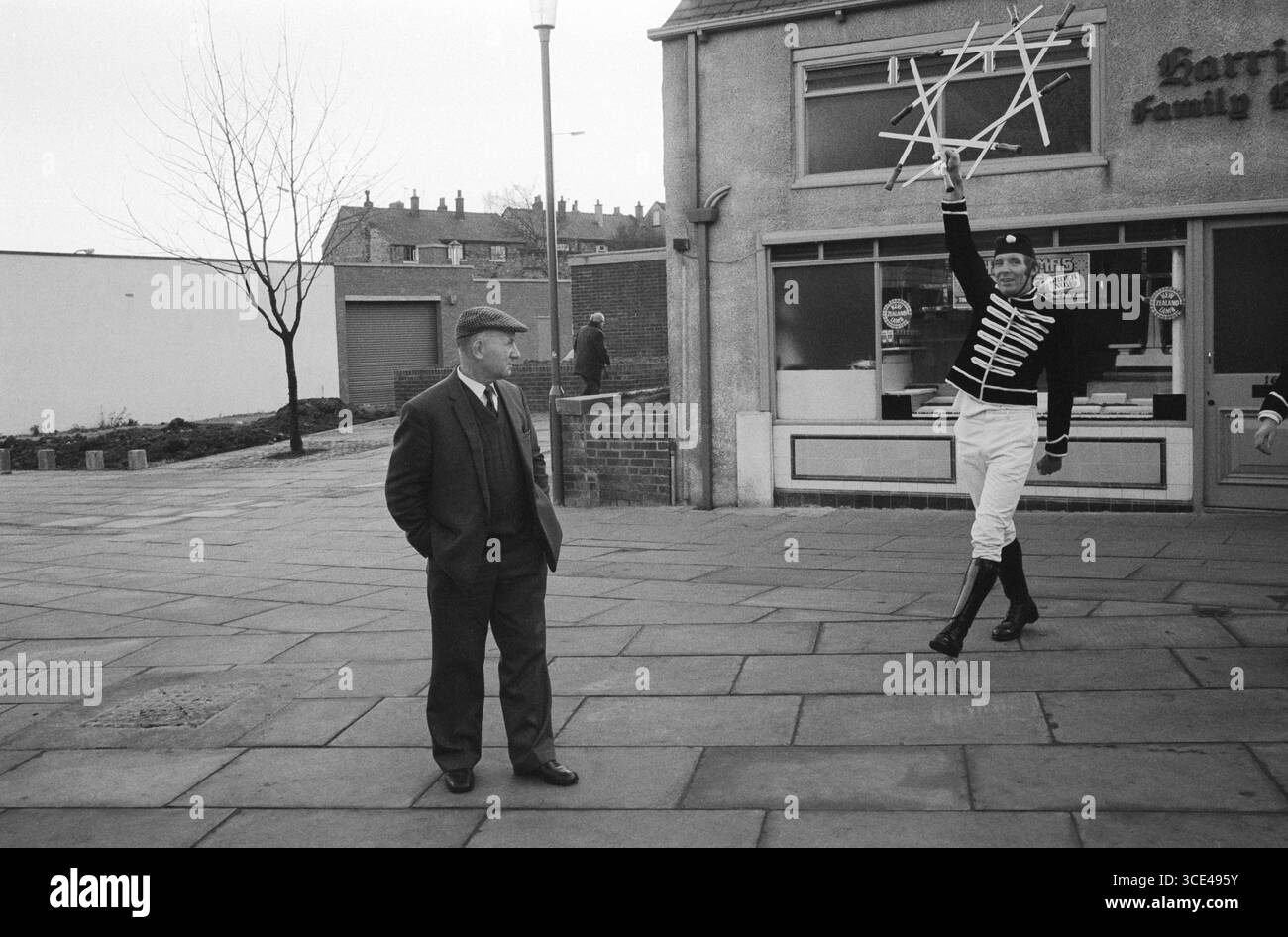 Handsworth Sword Dance Play. Il leader regge il "lucchetto" - di Longswords sopra la sua testa alla fine della danza. Handsworth, South Yorkshire Inghilterra giorno di pugilato 26 dicembre 1976 1970s Regno Unito HOMER SYKES Foto Stock