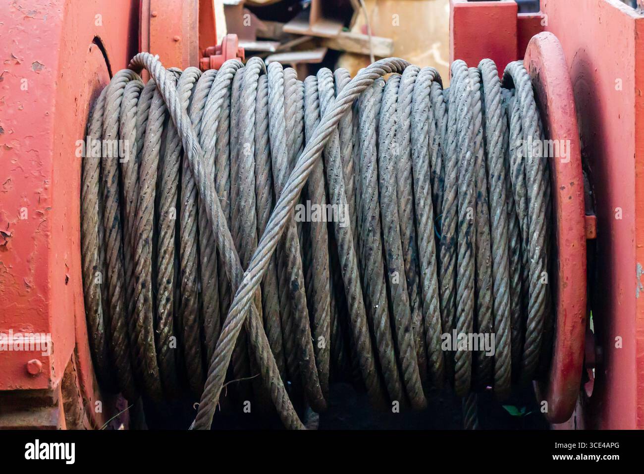 Cavo in acciaio a spirale su macchine industriali in cantieri all'aperto Foto Stock