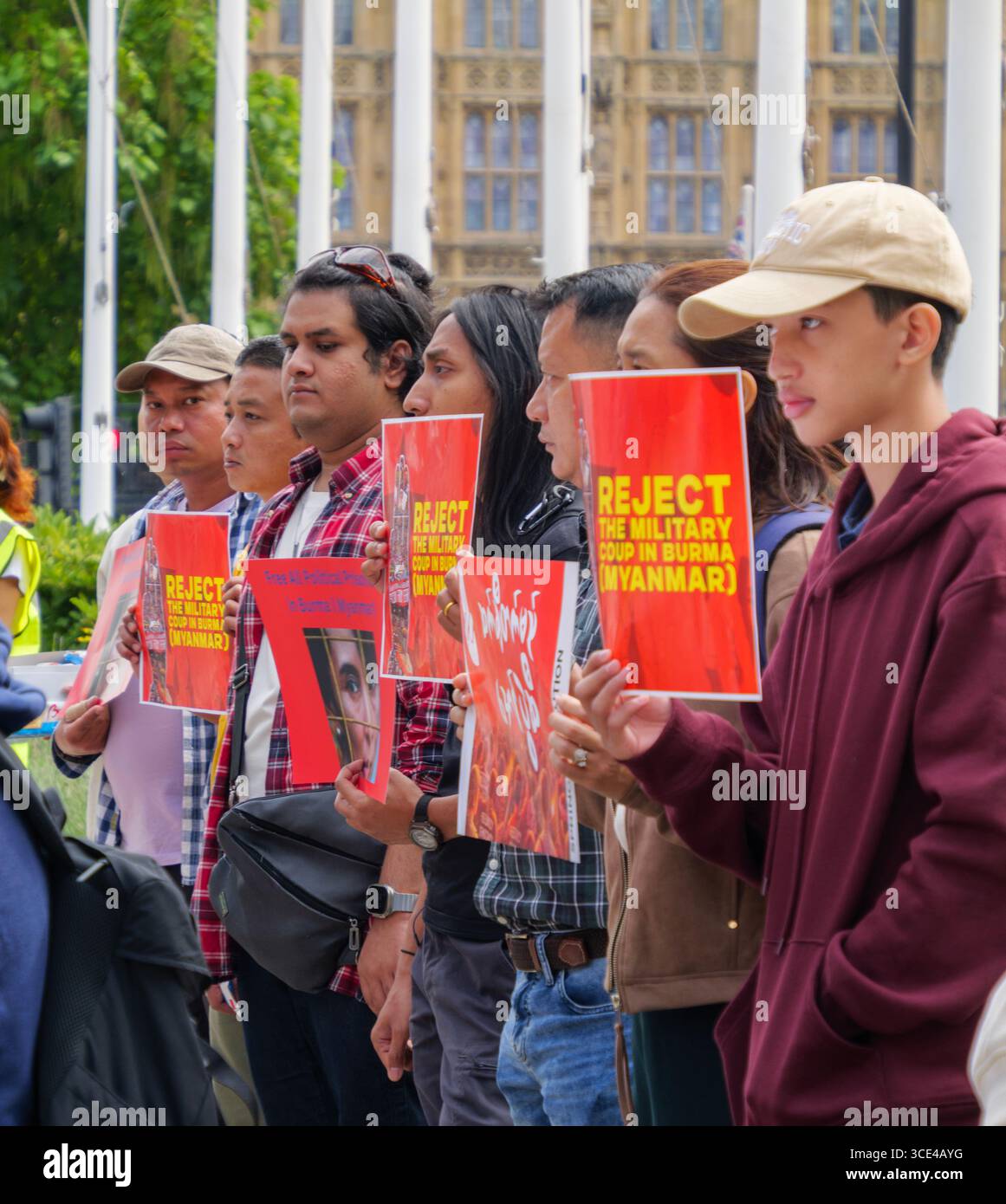 I manifestanti che protestano contro il colpo di Stato militare in Birmania (Myanmar) si riuniscono fuori dalle camere del Parlamento a Londra, Regno Unito, tenendo cartelli e striscioni a sostegno della democrazia Foto Stock