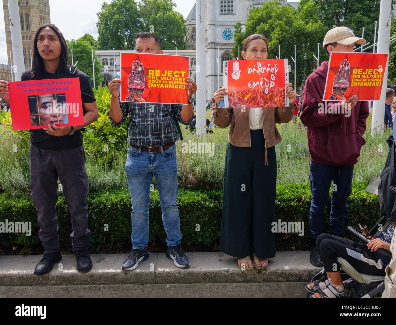 I manifestanti che protestano contro il colpo di Stato militare in Birmania (Myanmar) si riuniscono fuori dalle camere del Parlamento a Londra, Regno Unito, tenendo cartelli e striscioni a sostegno della democrazia Foto Stock