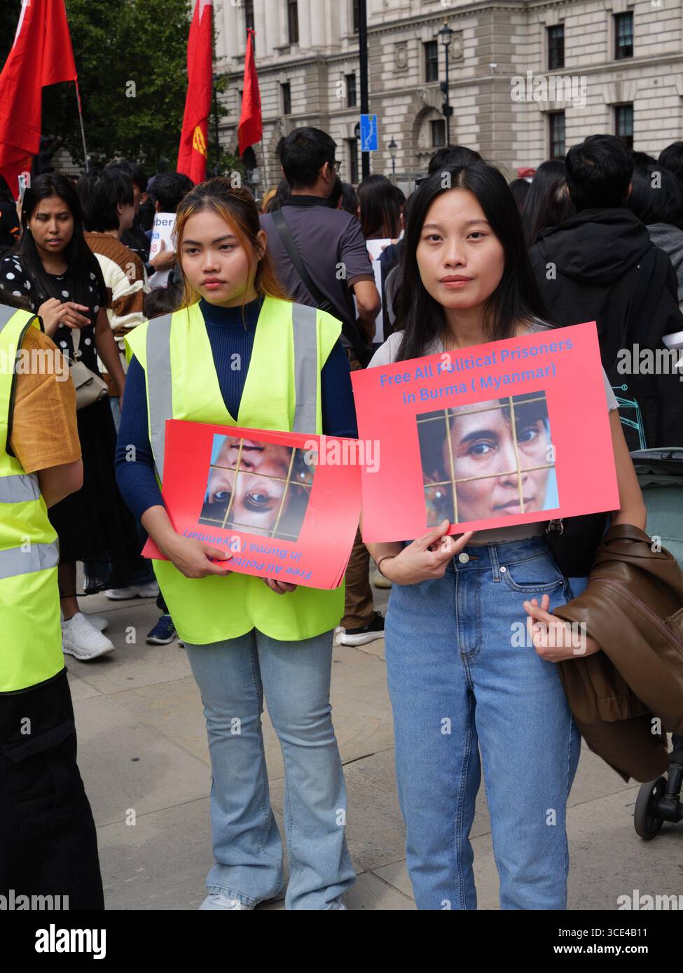 I manifestanti che protestano contro il colpo di Stato militare in Birmania (Myanmar) si riuniscono fuori dalle camere del Parlamento a Londra, Regno Unito, tenendo cartelli e striscioni a sostegno della democrazia Foto Stock