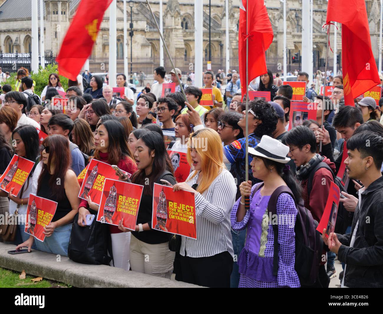 I manifestanti che protestano contro il colpo di Stato militare in Birmania (Myanmar) si riuniscono fuori dalle camere del Parlamento a Londra, Regno Unito, tenendo cartelli e striscioni a sostegno della democrazia Foto Stock