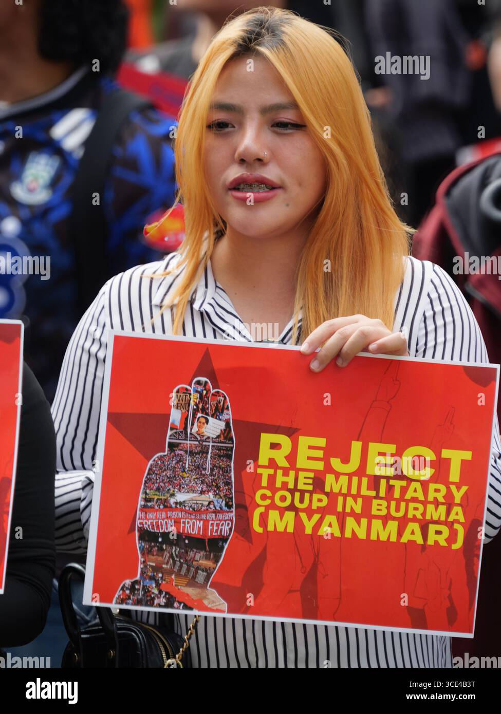 I manifestanti che protestano contro il colpo di Stato militare in Birmania (Myanmar) si riuniscono fuori dalle camere del Parlamento a Londra, Regno Unito, tenendo cartelli e striscioni a sostegno della democrazia Foto Stock