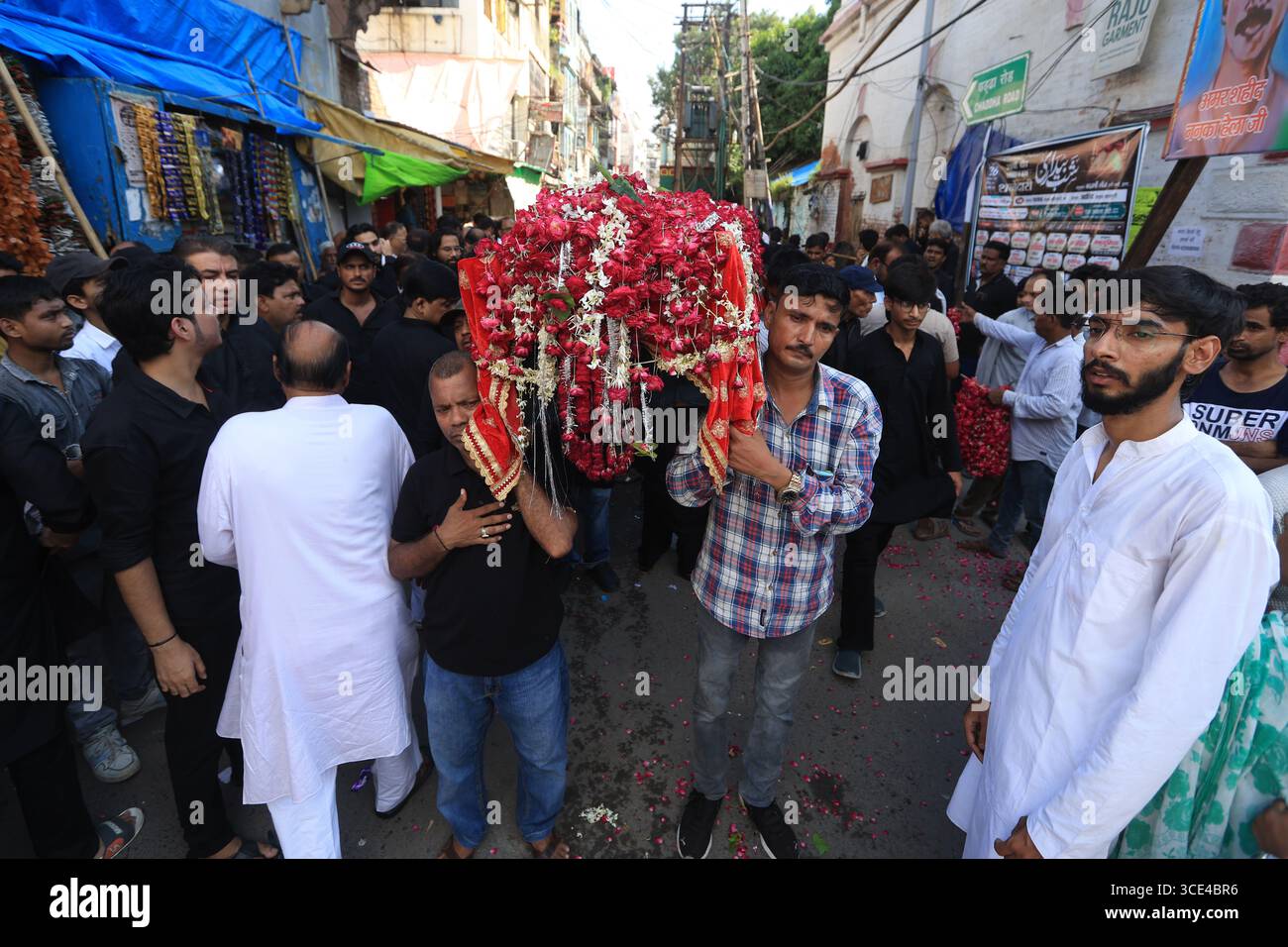 Prayagraj, India. 15 agosto 2025 devoti musulmani partecipano alla processione luttuosa durante 'Chehlum', il quarantesimo giorno di lutto dopo Ashura, che segna l'anniversario della morte della venerata figura sciita Imam Hussein, a Prayagraj il venerdì. Crediti: Anil Shakya/Alamy Live News Foto Stock