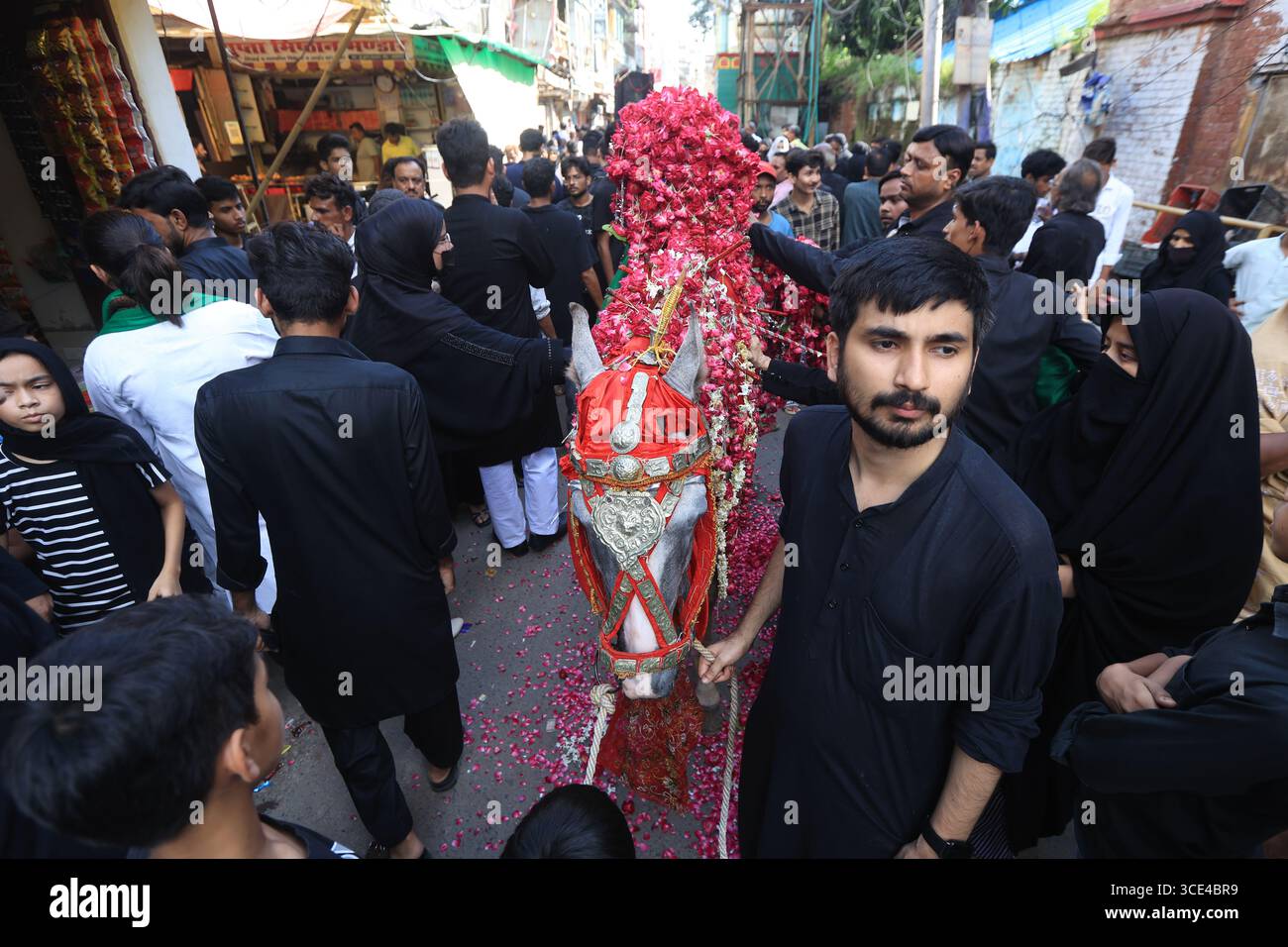 Prayagraj, India. 15 agosto 2025 devoti musulmani partecipano alla processione luttuosa durante 'Chehlum', il quarantesimo giorno di lutto dopo Ashura, che segna l'anniversario della morte della venerata figura sciita Imam Hussein, a Prayagraj il venerdì. Crediti: Anil Shakya/Alamy Live News Foto Stock