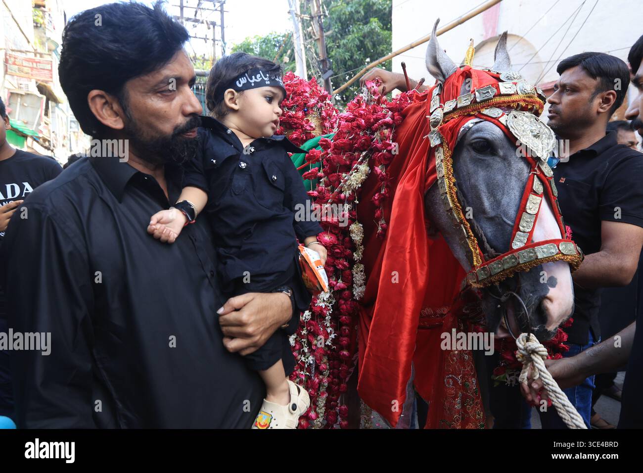 Prayagraj, India. 15 agosto 2025 devoti musulmani partecipano alla processione luttuosa durante 'Chehlum', il quarantesimo giorno di lutto dopo Ashura, che segna l'anniversario della morte della venerata figura sciita Imam Hussein, a Prayagraj il venerdì. Crediti: Anil Shakya/Alamy Live News Foto Stock