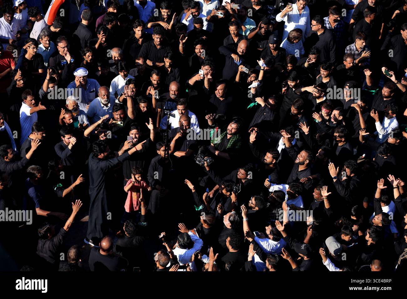 Prayagraj, India. 15 agosto 2025 devoti musulmani partecipano alla processione luttuosa durante 'Chehlum', il quarantesimo giorno di lutto dopo Ashura, che segna l'anniversario della morte della venerata figura sciita Imam Hussein, a Prayagraj il venerdì. Crediti: Anil Shakya/Alamy Live News Foto Stock