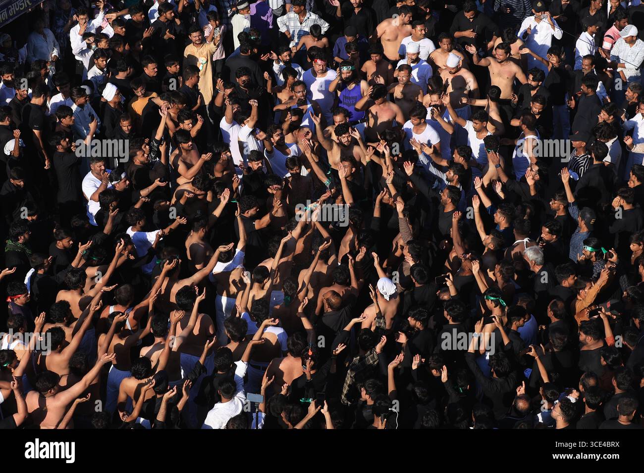 Prayagraj, India. 15 agosto 2025 devoti musulmani partecipano alla processione luttuosa durante 'Chehlum', il quarantesimo giorno di lutto dopo Ashura, che segna l'anniversario della morte della venerata figura sciita Imam Hussein, a Prayagraj il venerdì. Crediti: Anil Shakya/Alamy Live News Foto Stock