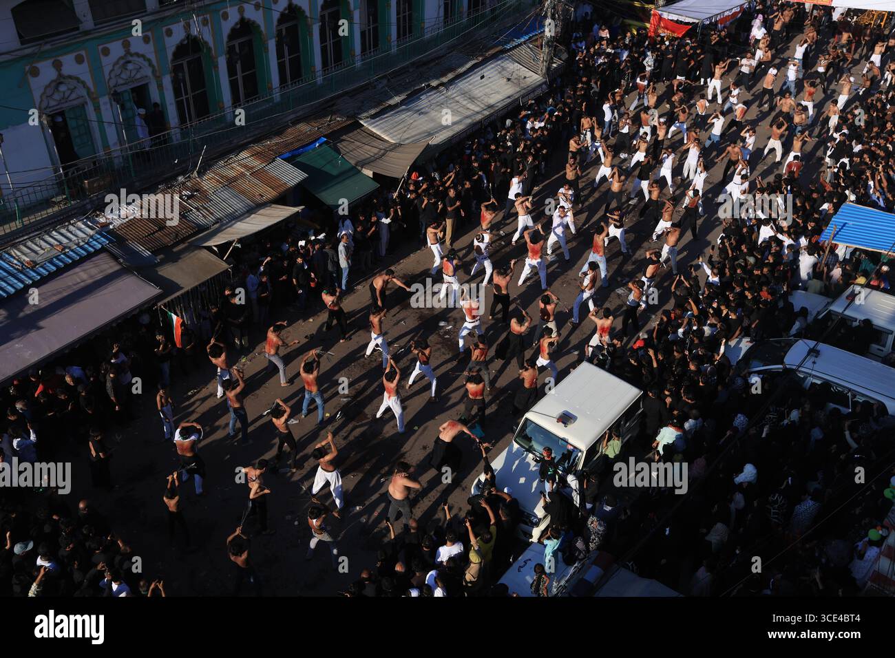 Prayagraj, India. 15 agosto 2025 devoti musulmani partecipano alla processione luttuosa durante 'Chehlum', il quarantesimo giorno di lutto dopo Ashura, che segna l'anniversario della morte della venerata figura sciita Imam Hussein, a Prayagraj il venerdì. Crediti: Anil Shakya/Alamy Live News Foto Stock