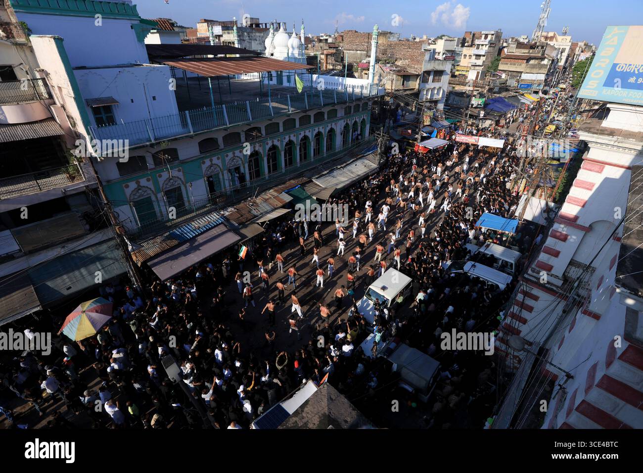 Prayagraj, India. 15 agosto 2025 devoti musulmani partecipano alla processione luttuosa durante 'Chehlum', il quarantesimo giorno di lutto dopo Ashura, che segna l'anniversario della morte della venerata figura sciita Imam Hussein, a Prayagraj il venerdì. Crediti: Anil Shakya/Alamy Live News Foto Stock