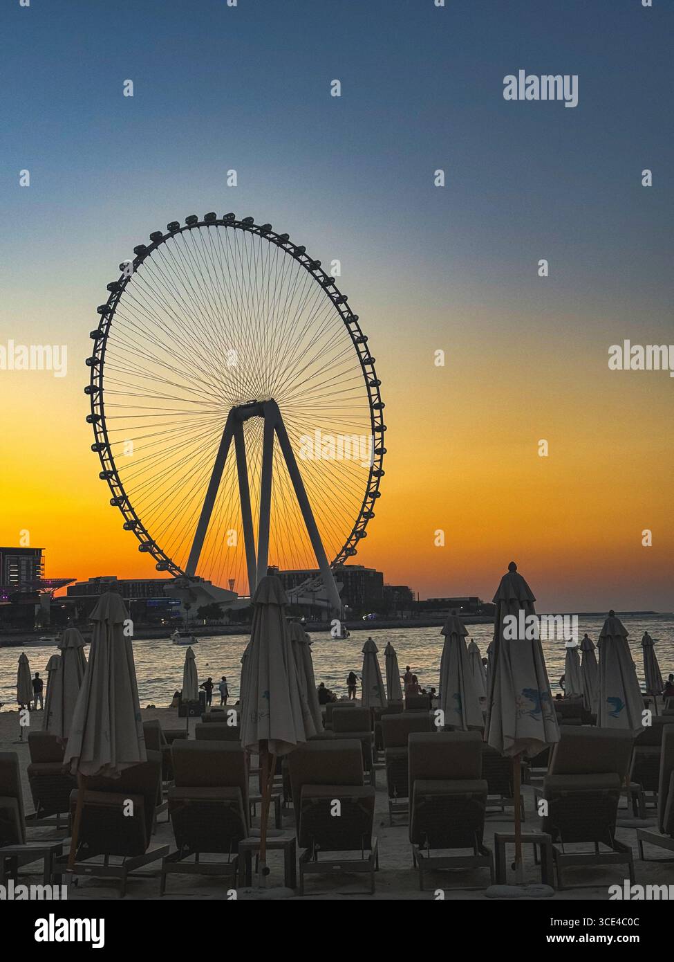 Iconico skyline di Dubai e stile di vita di lusso Foto Stock