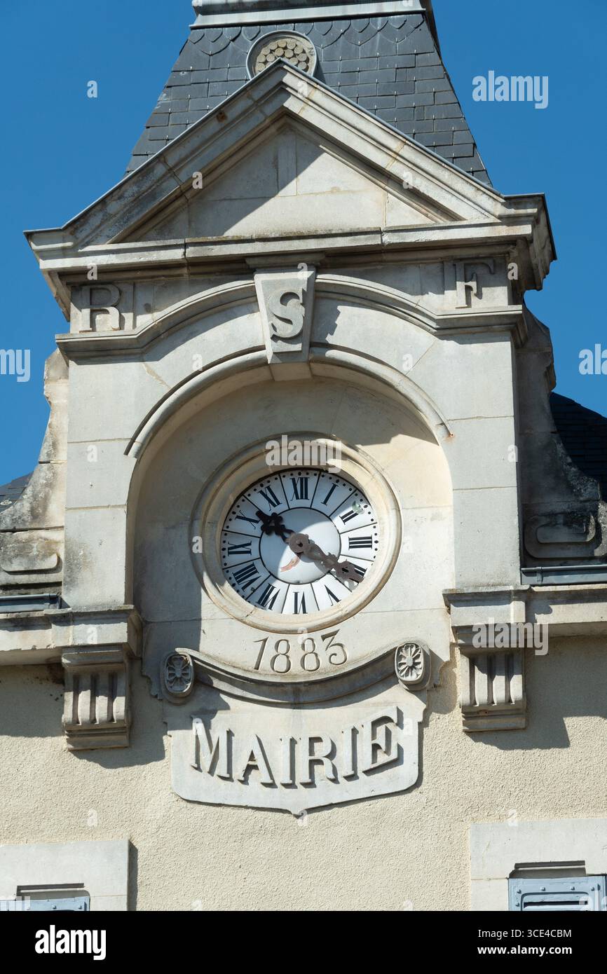 Il municipio francese dispone di un'elegante torre dell'orologio con un volto classico, Alvernia Rodano Alpes, Francia Foto Stock