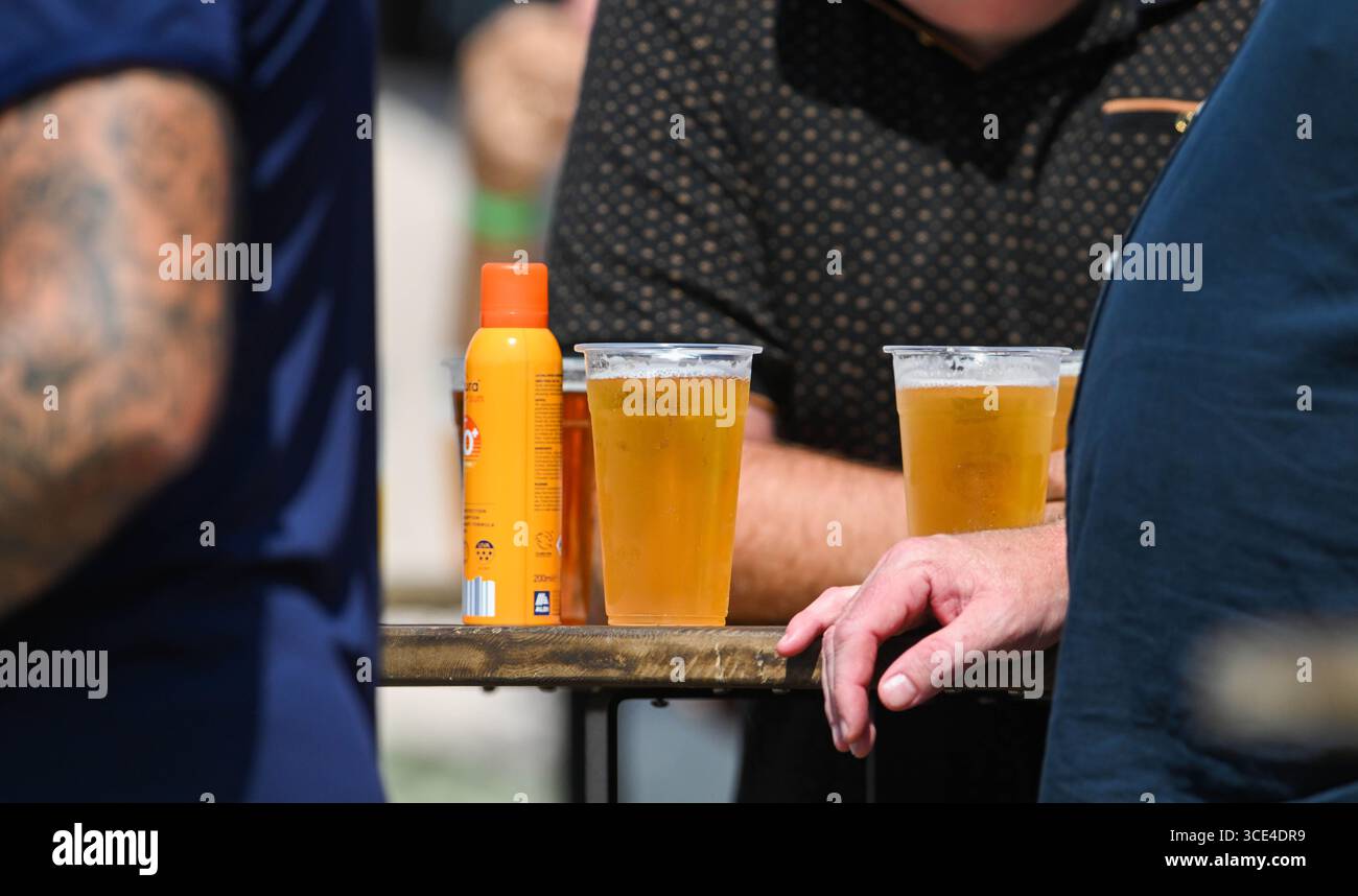 Hove UK 15 agosto 2025 - birre fredde e crema solare durante la partita di cricket della Metro Bank One-Day Cup tra Sussex Sharks e Lancashire al 1° Central County Ground di Hove: Credit Simon Dack /TPI/ Alamy Live News Foto Stock