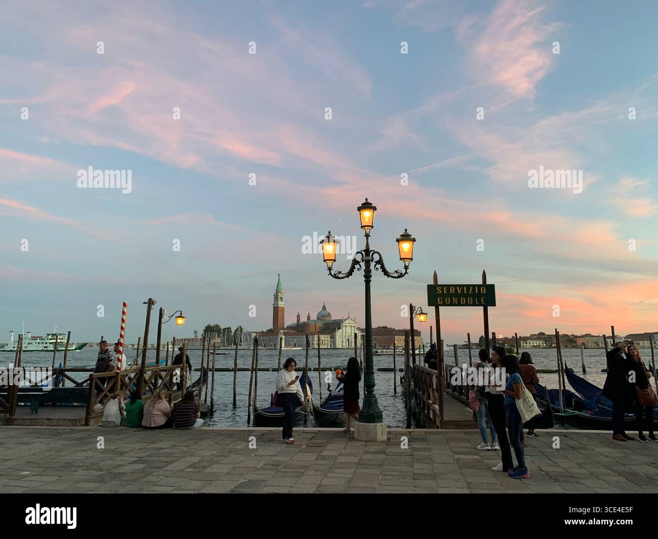 Venezia autunnale, vista del tramonto, vista dalla gondola sul Canal grande, splendida architettura, ispirazione. - Immagine stock catturata con smartphone