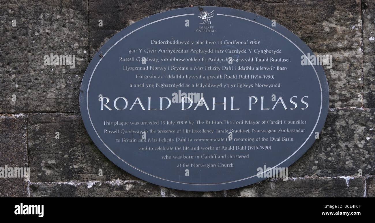 CARDIFF, UK - 8 AGOSTO 2025 - targa ovale commemorativa di Roald Dahl, inaugurata a Cardiff per celebrare la sua vita e le sue opere Foto Stock