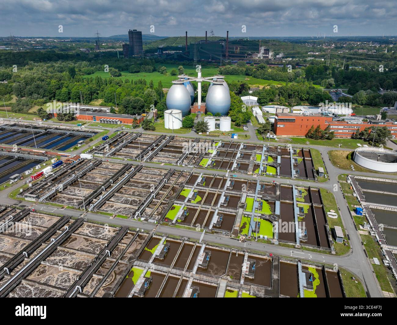 Bottrop, Nordrhein-Westfalen, Deutschland - Abwasserreinigung in der Klaeranlage Bottrop, Die erste Reinigungsstufe einer Klaeranlage umfasst die mechanische Reinigung Entfernung grober Feststoffe, sabbia, fette, die zweite Stufe den biologischen Prozess Entfernung grober Entfernung Kuenftig wird eine vierte Reinigungsstufe zur Entfernung von Spurenstoffen, Mikroplastik, Medikamente notwendig Sein. DAS Emscherklärwerk in Bottrop stellt eines der beeindruckendsten Bauwerke an der Emsch Foto Stock