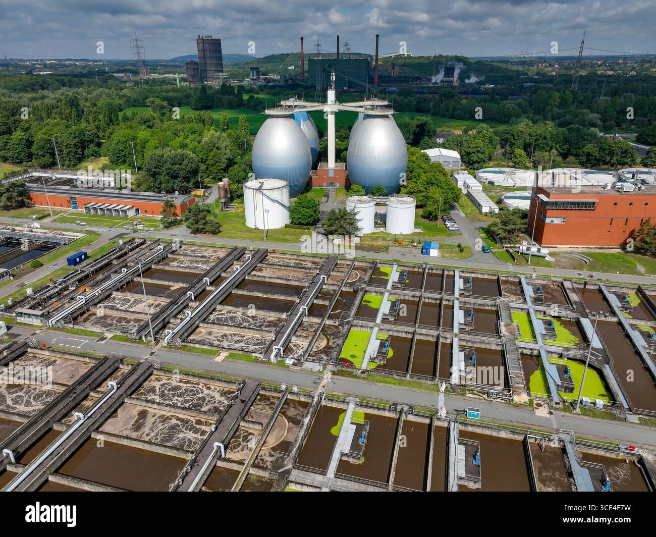 Bottrop, Nordrhein-Westfalen, Deutschland - Abwasserreinigung in der Klaeranlage Bottrop, Die erste Reinigungsstufe einer Klaeranlage umfasst die mechanische Reinigung Entfernung grober Feststoffe, sabbia, fette, die zweite Stufe den biologischen Prozess Entfernung grober Entfernung Kuenftig wird eine vierte Reinigungsstufe zur Entfernung von Spurenstoffen, Mikroplastik, Medikamente notwendig Sein. DAS Emscherklärwerk in Bottrop stellt eines der beeindruckendsten Bauwerke an der Emsch Foto Stock
