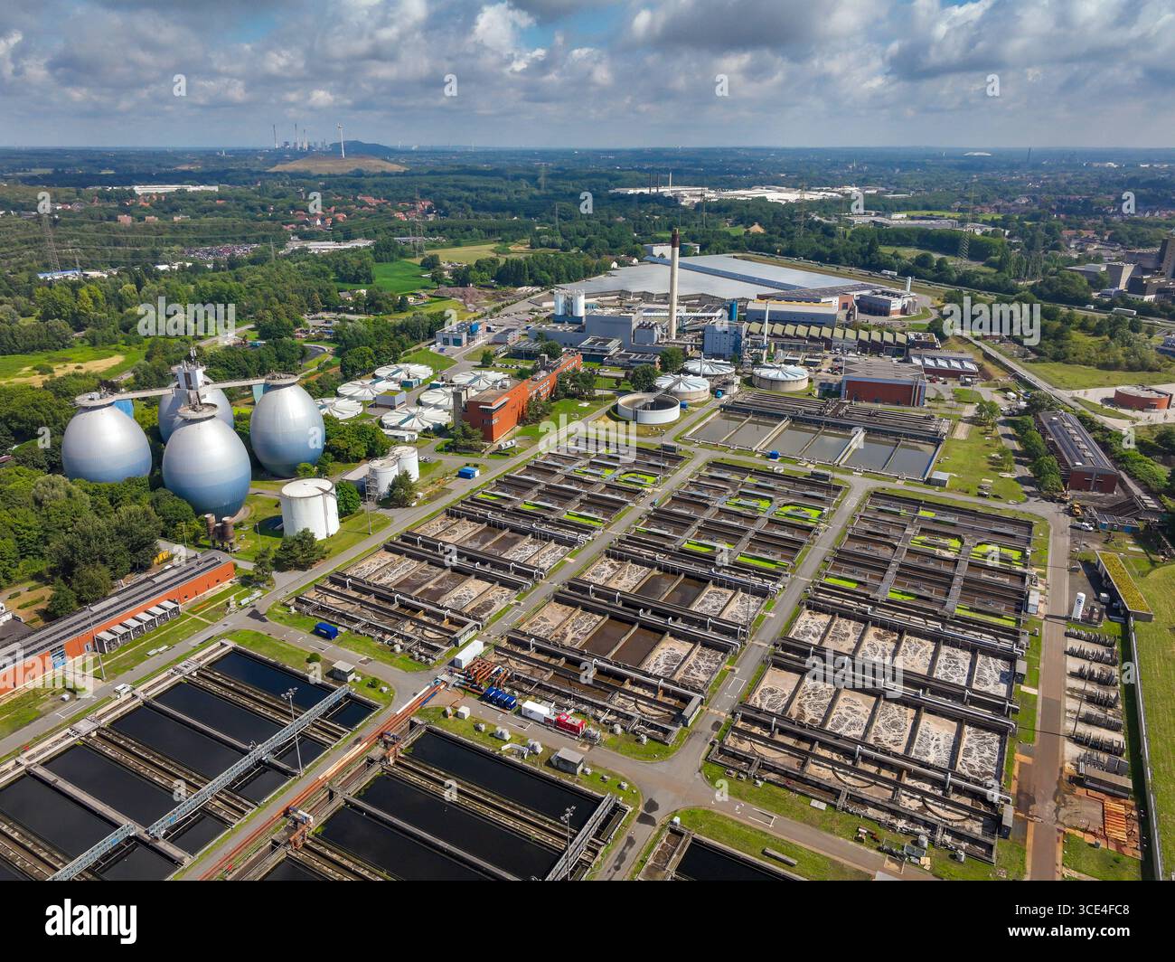 Bottrop, Nordrhein-Westfalen, Deutschland - Abwasserreinigung in der Klaeranlage Bottrop, Die erste Reinigungsstufe einer Klaeranlage umfasst die mechanische Reinigung Entfernung grober Feststoffe, sabbia, fette, die zweite Stufe den biologischen Prozess Entfernung grober Entfernung Kuenftig wird eine vierte Reinigungsstufe zur Entfernung von Spurenstoffen, Mikroplastik, Medikamente notwendig Sein. DAS Emscherklärwerk in Bottrop stellt eines der beeindruckendsten Bauwerke an der Emsch Foto Stock