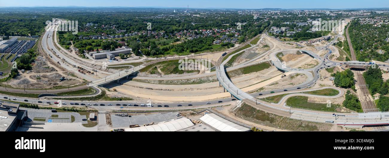 Cracovia, Polonia. Grebalow, grande interscambio di autostrade e tram in costruzione. Il frammento di S7 da Varsavia alla A4 e l'ultimo frammento della tangenziale Foto Stock