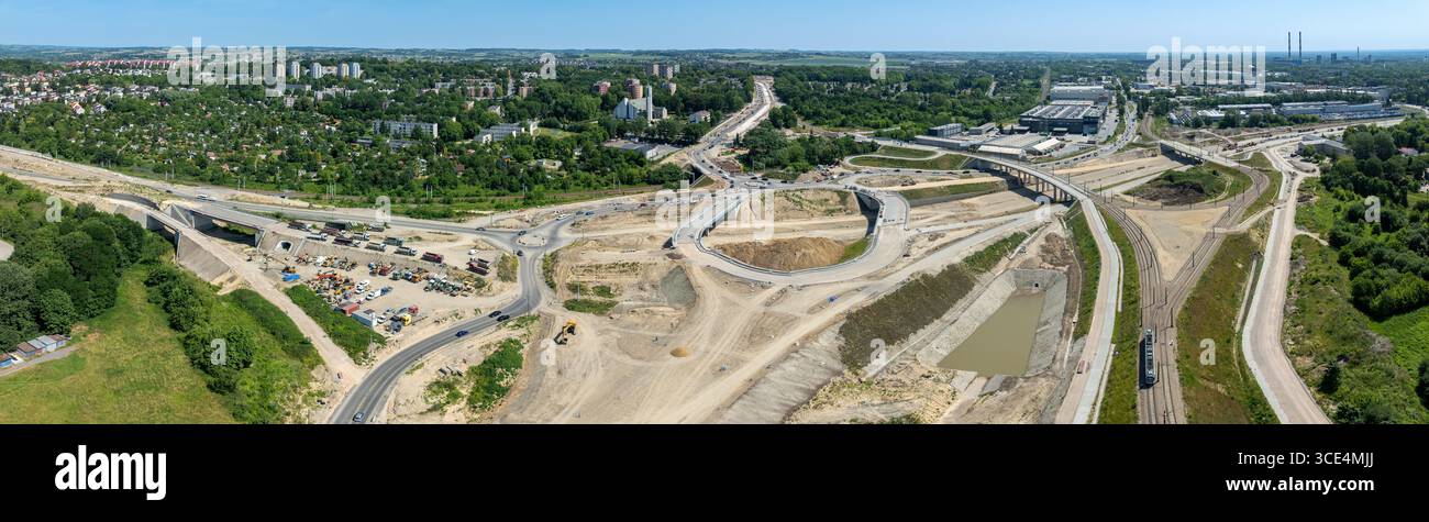 Cracovia, Polonia. Grebalow, grande interscambio di autostrade e tram in costruzione. Il frammento di S7 da Varsavia alla A4 e l'ultimo frammento della tangenziale Foto Stock
