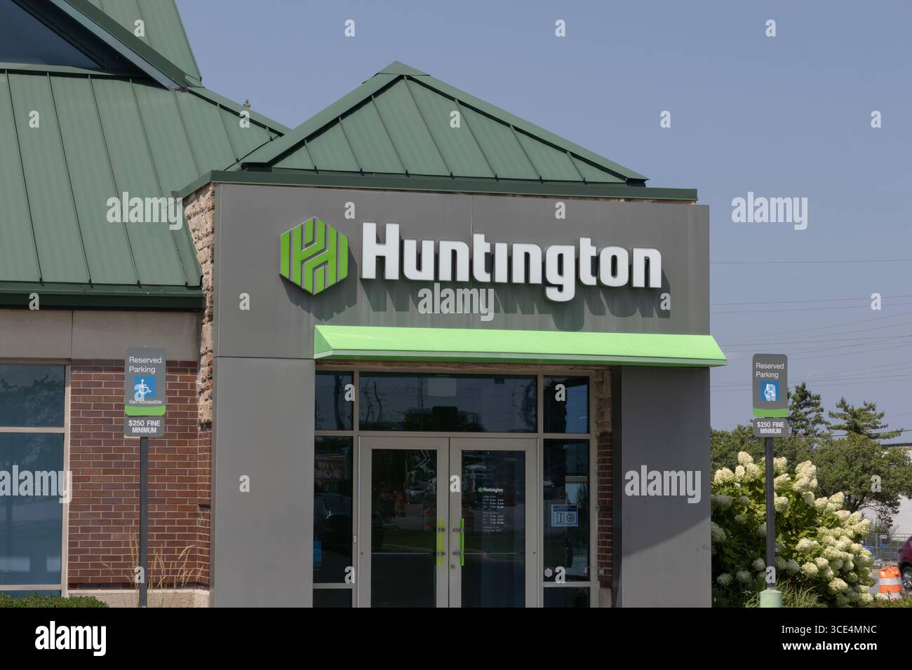 Indianapolis - 14 agosto 2025: Filiale della Huntington National Bank. Huntington Bancshares gestisce uffici bancari principalmente nel Midwest. Foto Stock