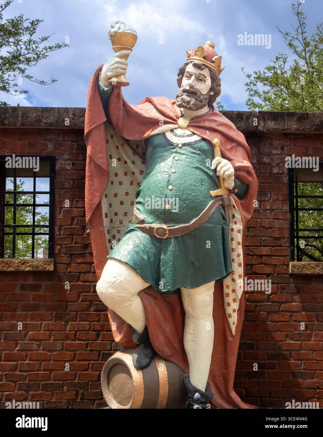 La statua di Gambrinus, il leggendario re della birra, si erge a Columbus, Ohio, per celebrare il patrimonio della produzione di birra e la gioia della birra. Foto Stock