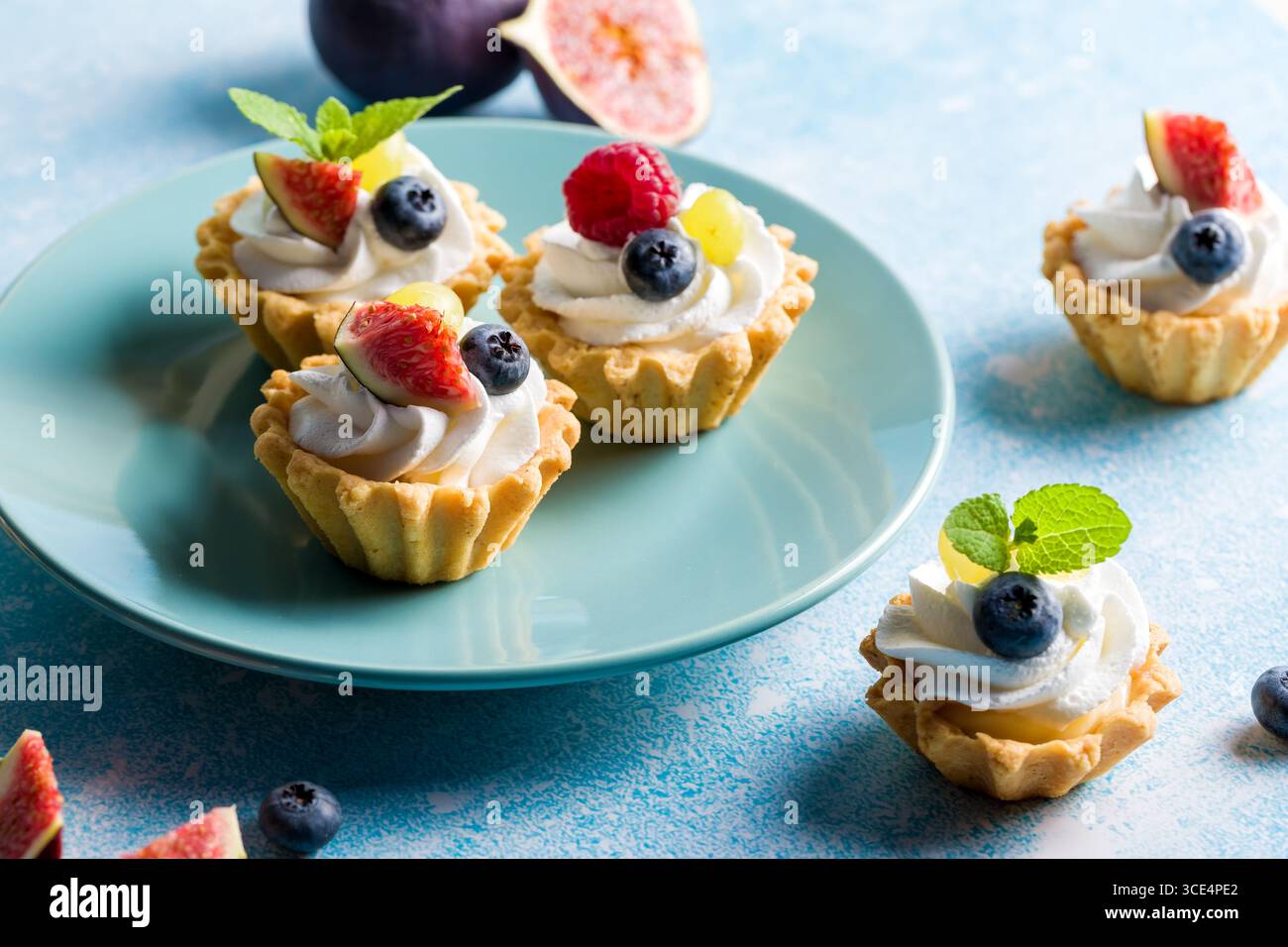 Cestino di frutta frolla. Panna montata, frutta fresca, fichi, uva lamponi mirtilli Foto Stock