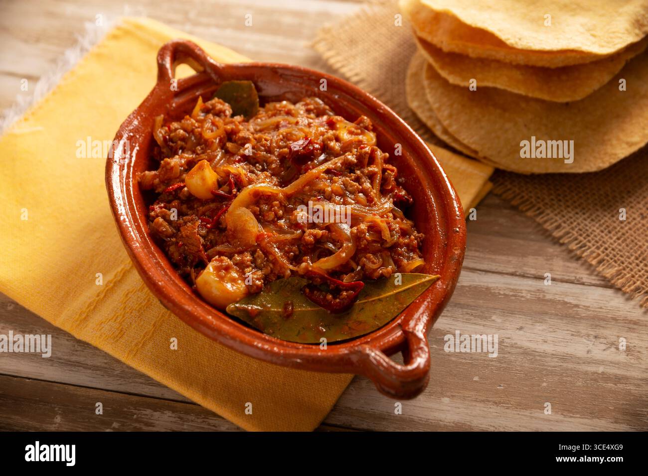 La tinga di manzo macinata, un tradizionale piatto messicano casalingo composto principalmente da carne di manzo cotta con peperoncino chipotle e molta cipolla, è tradizionalmente Foto Stock