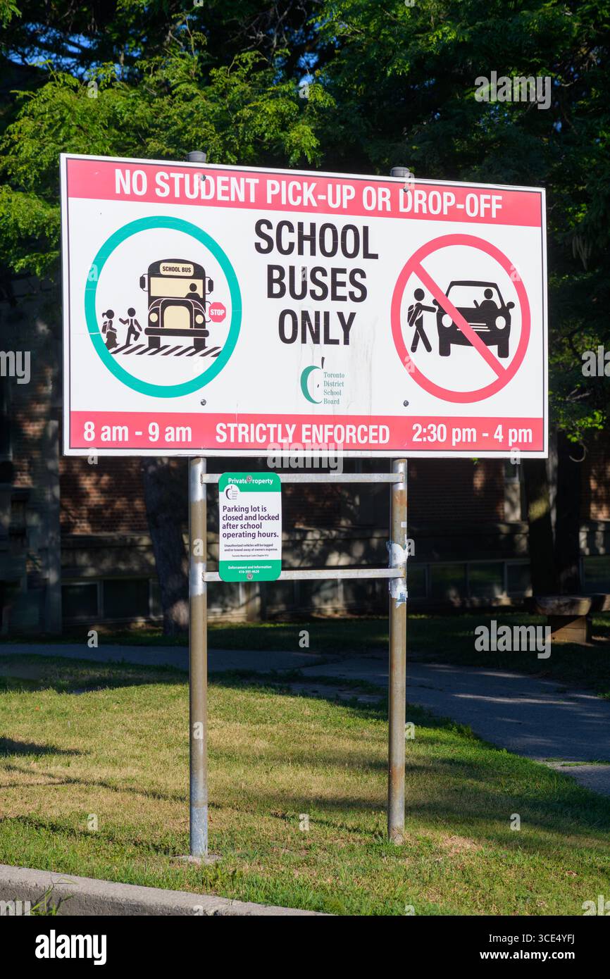 Un cartello del Toronto District School Board indica solo gli autobus scolastici, rigorosamente applicati dalle 8:00 alle 9:00 e dalle 14:30-16:00. Foto Stock