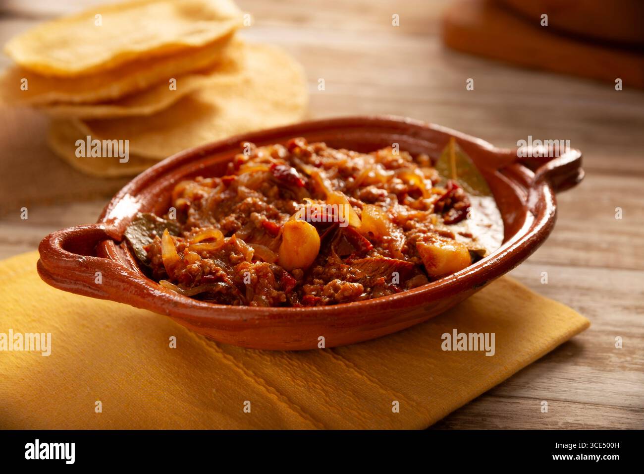 La tinga di manzo macinata, un tradizionale piatto messicano casalingo composto principalmente da carne di manzo cotta con peperoncino chipotle e molta cipolla, è tradizionalmente Foto Stock