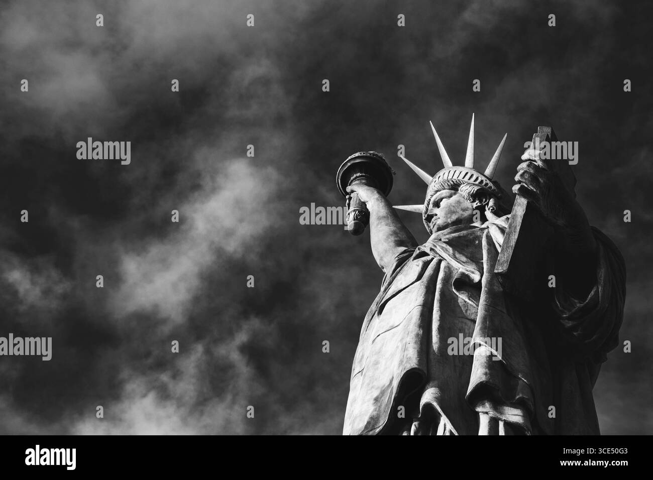 Statua della libertà all'Isola dei cigni a Parigi (Francia) contro il cielo con nuvole sullo sfondo. Primo piano. Vista dal basso. Foto storica in bianco e nero. Foto Stock