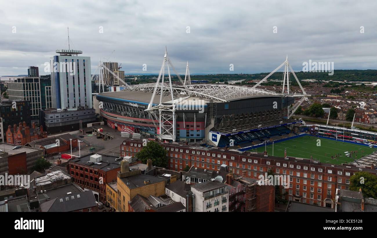 CARDIFF, Regno Unito - 8 AGOSTO 2025 - Vista aerea dell'iconico Principality Stadium di Cardiff, Galles, che mostra la sua impressionante architettura in mezzo all'urb Foto Stock