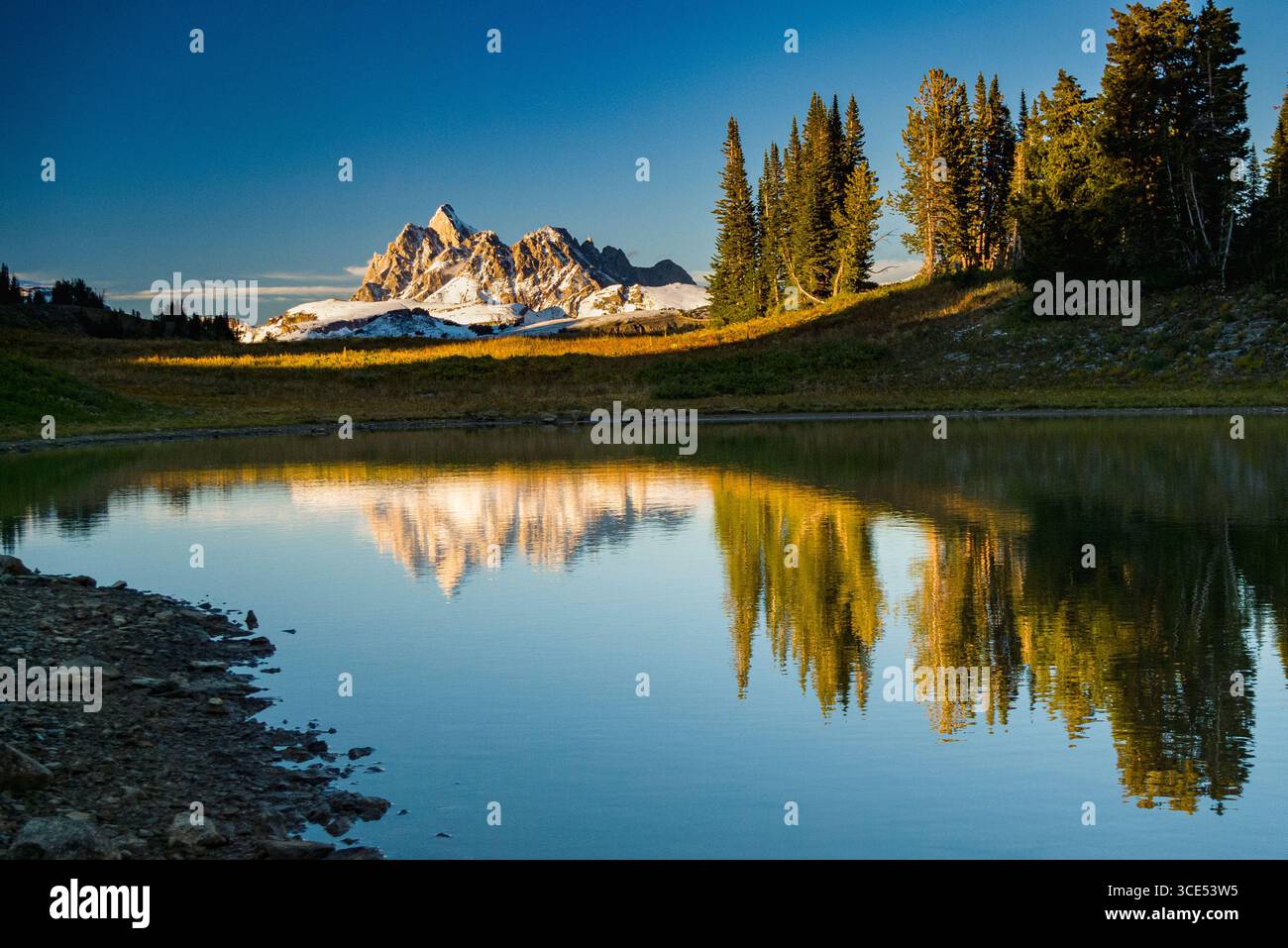 Grand Teton riflettente di picco nel superare il lago vicino a Fox Creek Pass, Jedediah Smith Wilderness, Teton County, Wyoming USA Foto Stock