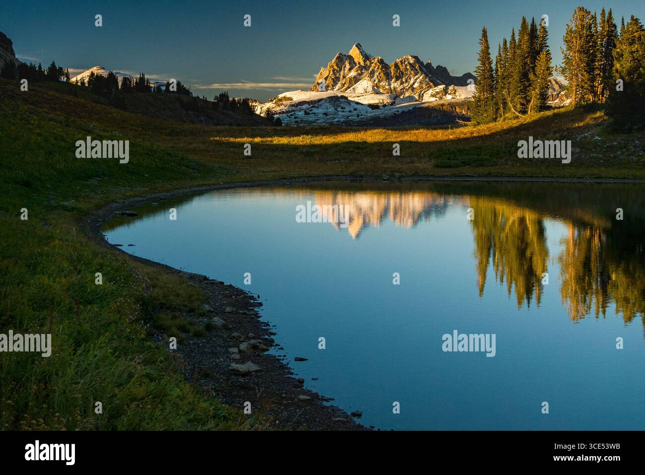 Grand Teton riflettente di picco nel superare il lago vicino a Fox Creek Pass, Jedediah Smith Wilderness, Teton County, Wyoming USA Foto Stock