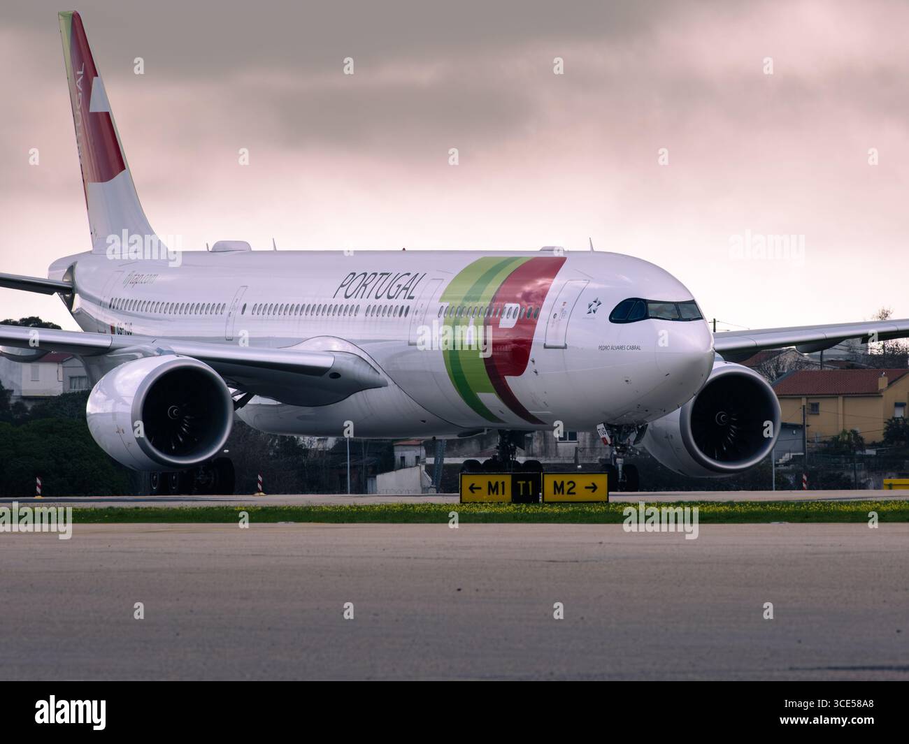 TOCCARE Air Portugal Airbus A330neo aereo passeggeri wide-body sulla pista di un aeroporto. Foto Stock