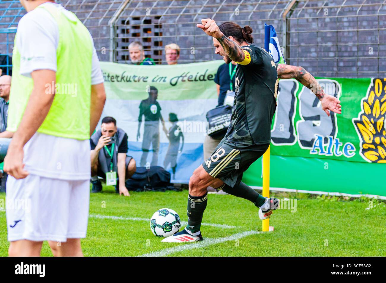 Guetersloh, Germania. 15 agosto 2025. Christopher Trimmel (1. FC Union Berlin, #28) fuerht eine Ecke aus GER, FC Guetersloh vs. 1. FC Union Berlin, Fussball, DFB-Pokal, 1. Runde, Spielzeit 2025/2026, 15.08.2025 DFL Regulations vietano qualsiasi uso di fotografi come sequenze di immagini e/o quasi-video. Foto: Eibner-Pressefoto/Jan Rollinger credito: dpa/Alamy Live News Foto Stock