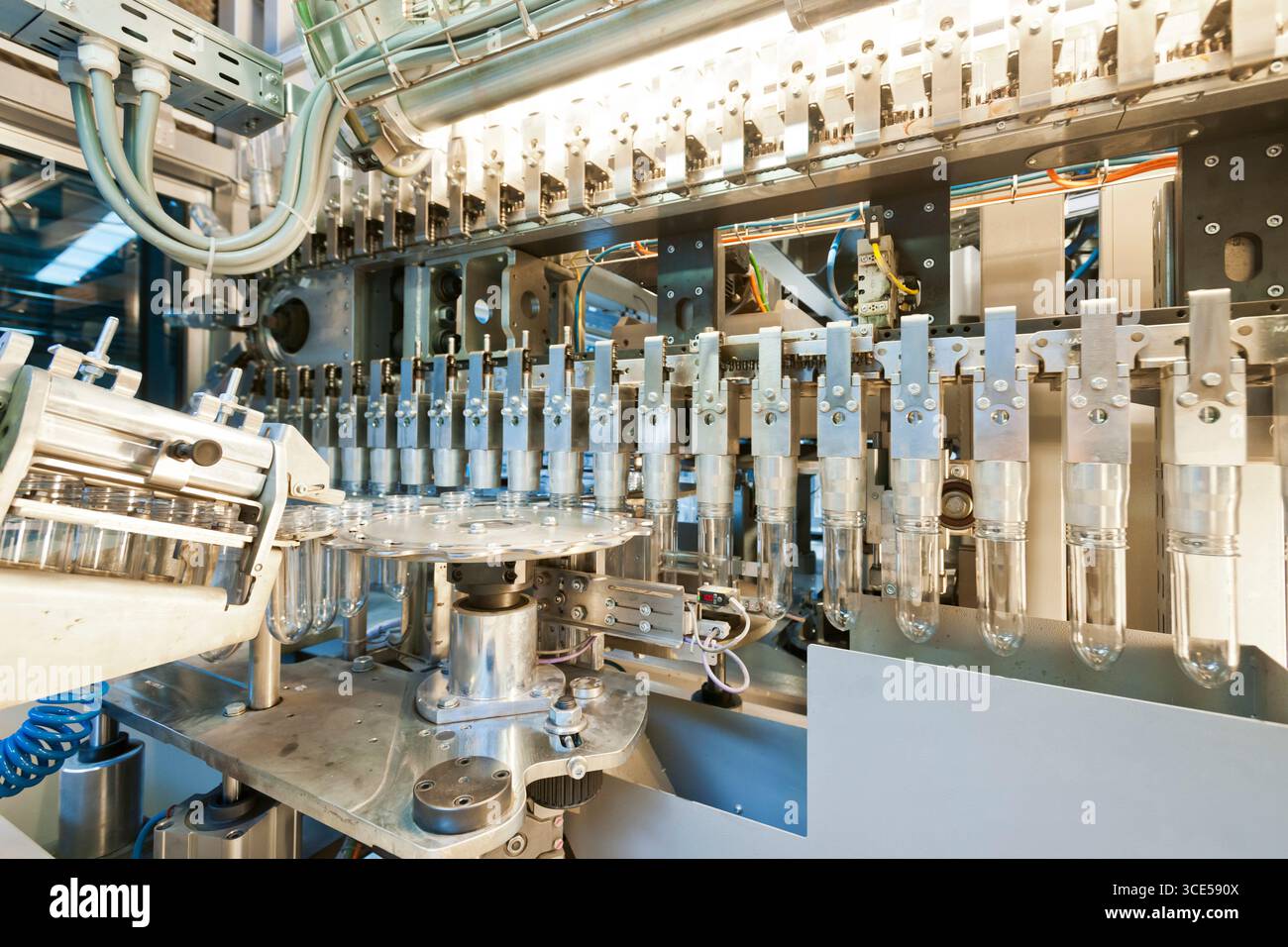 Cestello con preforme in PET (polietilene tereftalato) per flaconi. Foto Stock