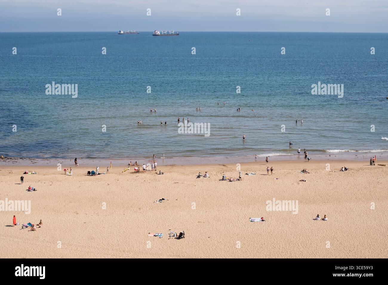 Tynemouth Regno Unito 15 agosto 2025 famiglie che si godono il sole al mare a King Edwards Bay a Tynemouth (c) Washington Imaging Foto Stock