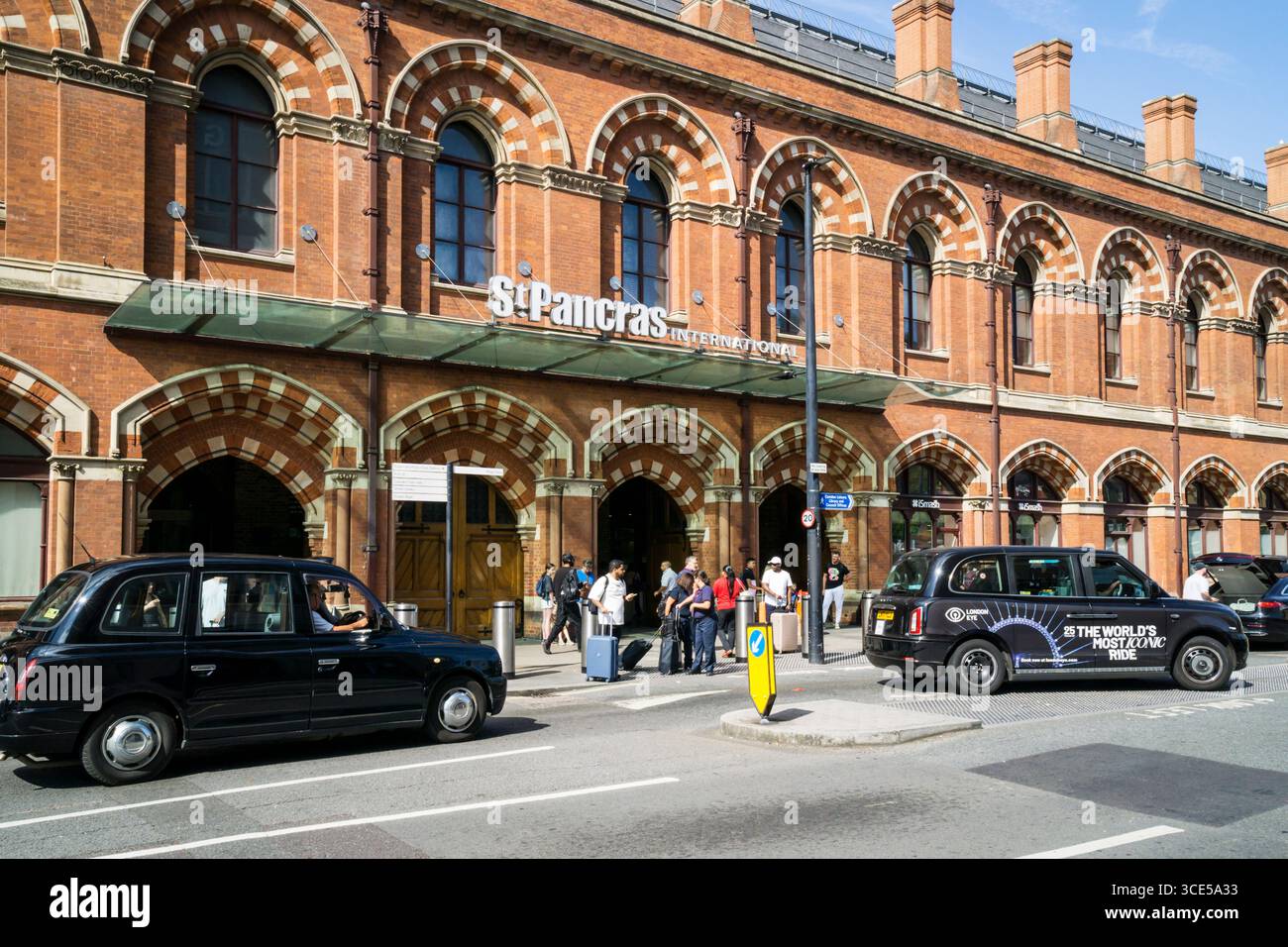 Taxi neri fuori dalla stazione ferroviaria internazionale di St Pancras, Londra. Foto Stock